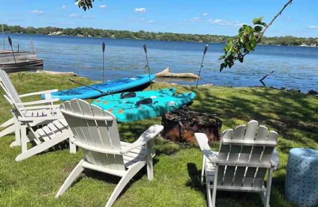 Lakefront getaway near Navy Base