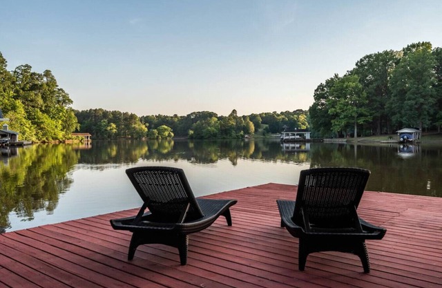 Lakefront Getaway, Private Dock, Porch, and Fishing!