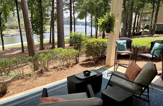 Lakefront Getaway "Right There" on the water in Reynolds community 2 bed/2 bath