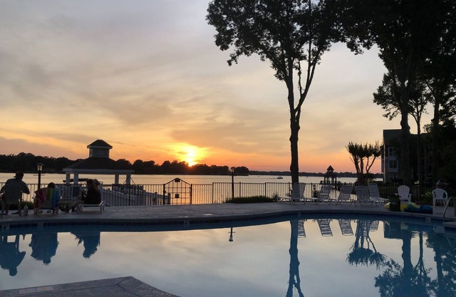 Lakefront, ground unit condo on Lake Norman, sleeps 4, beautiful sunsets!