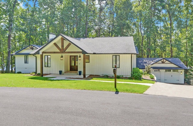 Lakefront Hideaway on Hartwell