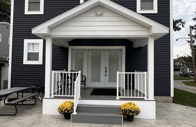 Lakefront home. Beach & park access. 8 miles to Cedar Point. 4 bedrooms 3 baths.