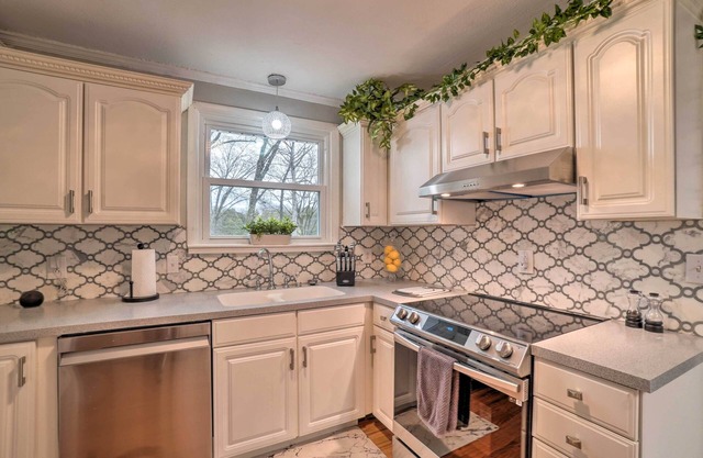 Lakefront Home in Quiet Cove w/Patio & Kayaks!