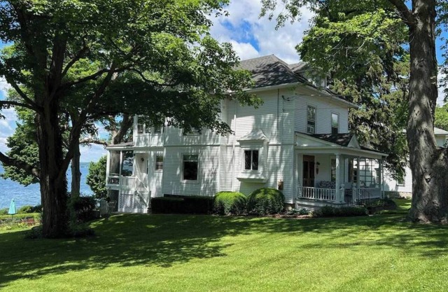 Lakefront Home in the Heart of Aurora, Sunset Ready!