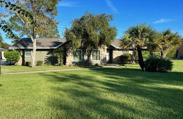 Lakefront Home on Lake Griffin/Harris chain of lakes and close to the Villages