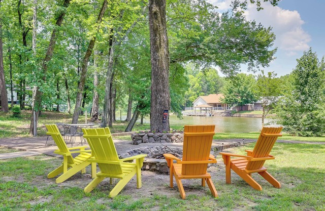 Lakefront Home w/Kayaks & Dock in Hot Springs!