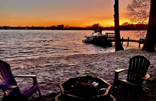 Lakefront home w/ screened pool - peaceful, relaxing, & amazing sunsets!