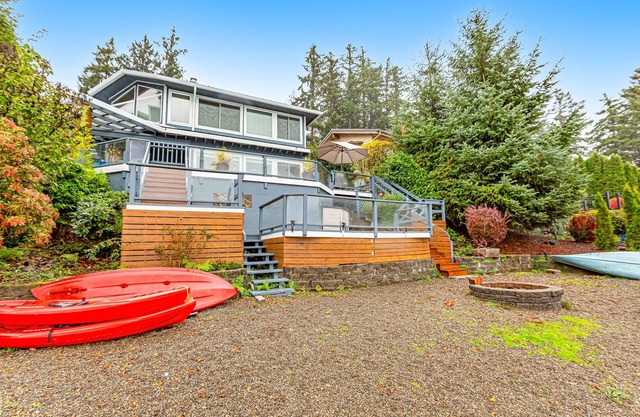 Lakefront home with canoe, kayaks, large deck, beach access, fireplace, & W/D