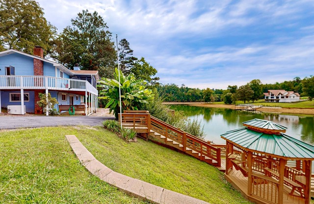 Lakefront home with dock, deck, gazebo, pool table & amazing views
