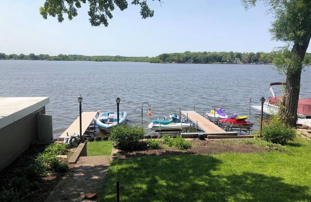 Lakefront home Wonder Lake IL - Close to Lake Geneva and Twin Lakes Wi