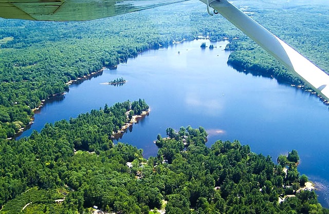 Lakefront house with outdoor shower, kayaks, firepit, deck, wifi, & grill