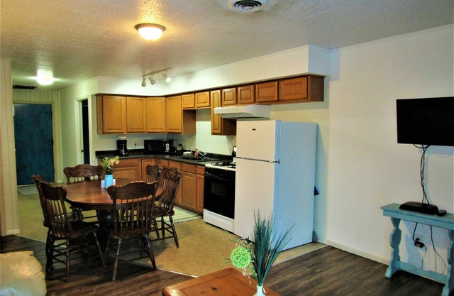 Lakefront, Jet ski, kayak,or pontoon rentals. Right on the beach!