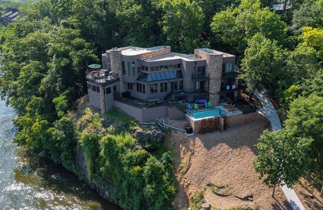 Lakefront Knolls Retreat! Private Pool & Hot tub! Sleeps 12+ guests