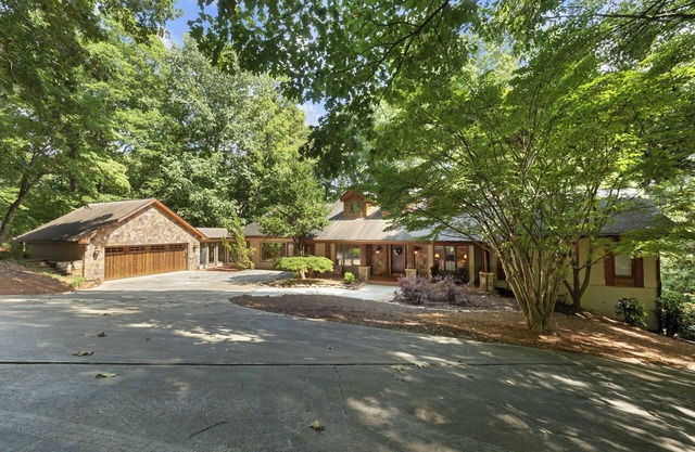 Lakefront Lodge with Dock - 7 Private Sleeping Areas and Huge Treehouse Deck