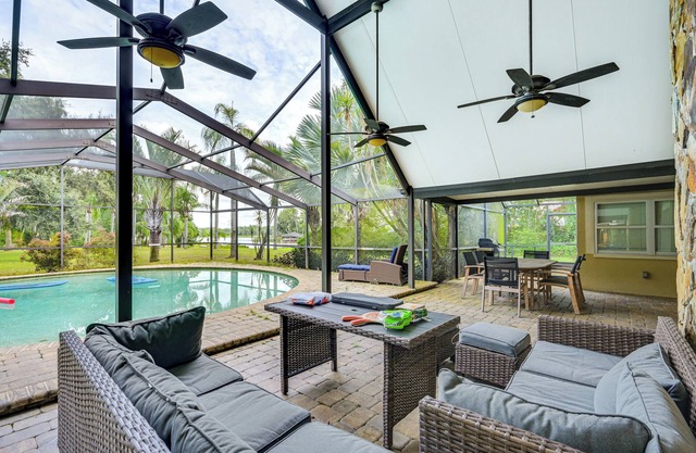 Lakefront Lutz Home w/Hot Tub: 15 Mi to Tampa