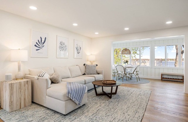 Lakefront Luxury: 4BD/3BA, Sleeps 15, Hot Tub, Kayaks, Bikes, & Boat Rental!