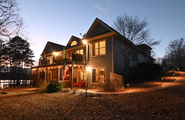 Lakefront Manor w/ Hot Tub