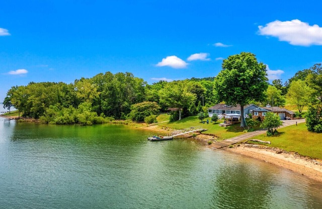 Lakefront Mountain Oasis