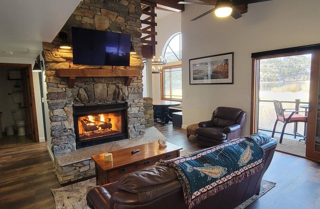 Lakefront Mountain Retreat, Lake views, Newly Renovated, Dogs Welcome