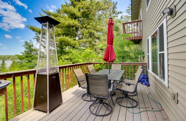 Lakefront Outing Home Private Dock and Volleyball!