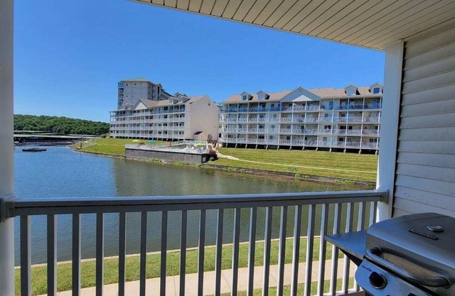 Lakefront Parkview Bay 3BR/2bath Condo, 3 Pools