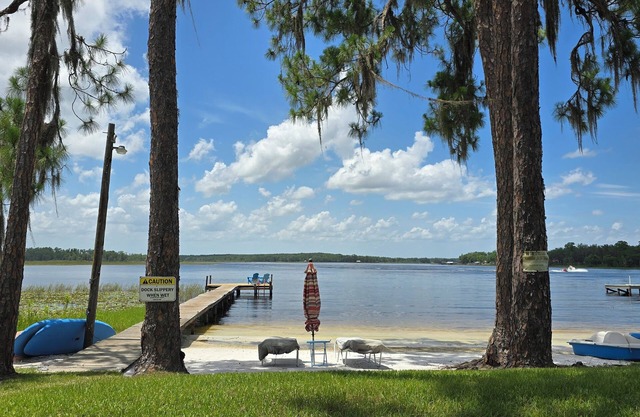 LAKEFRONT- peaceful hideaway, short drive to attractions, springs and beaches.