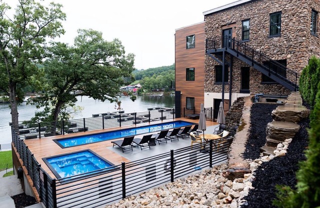 Lakefront/pool/CenterofOsageBeach 2 Bedroom/Sleeps 6 located above 1932 Reserve