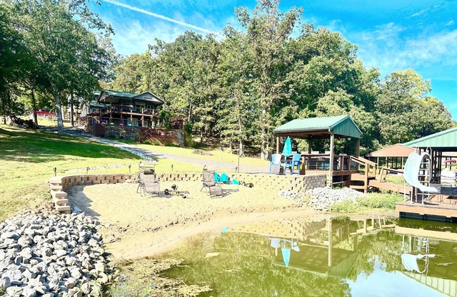 Lakefront, Private Beach, Hot tub, Kayaks, Paddle boards