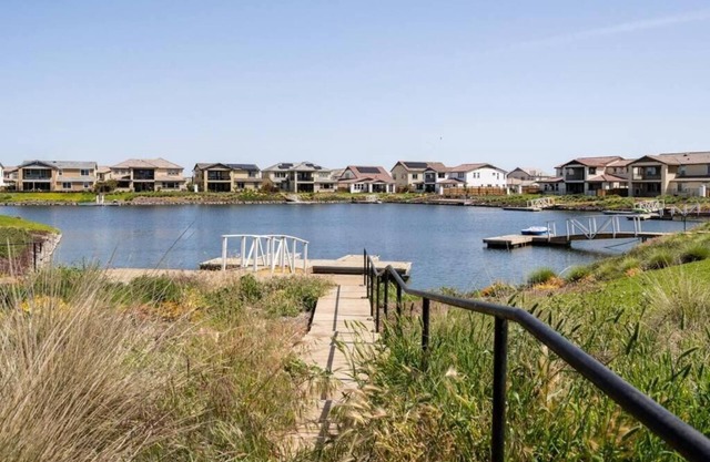 Lakefront Private Guest Suite + Jacuzzi