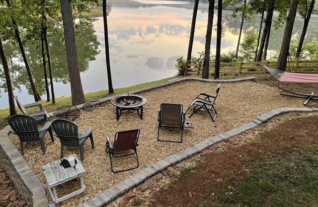 Lakefront, private, shaded, large water view, kayaks, boat ramp, FREE CLEANING