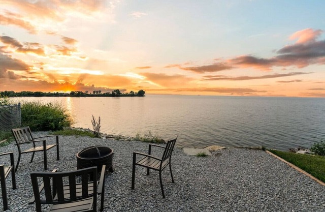 Lakefront Retreat - Serene escape on Lake Erie! Amazing Views! Lorain OH