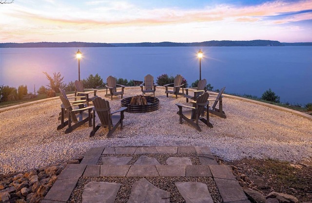 Lakefront Retreat w/Pvt Dock, Game Room, Hot Tub, Kayaks