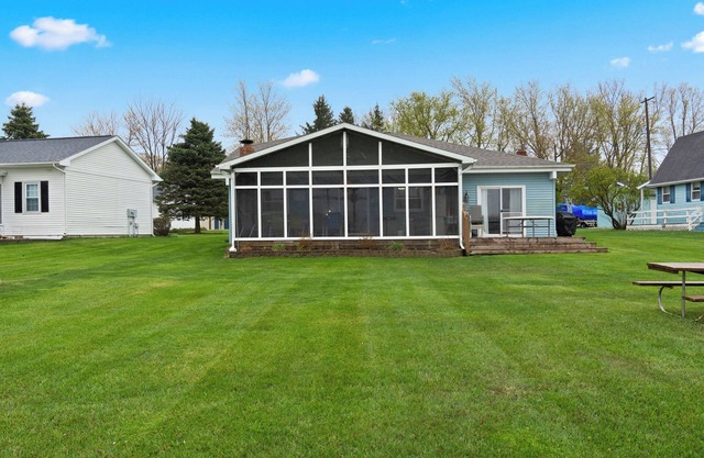 LAKEFRONT RETREAT with private dock, Relax, play & gather with family & friends.