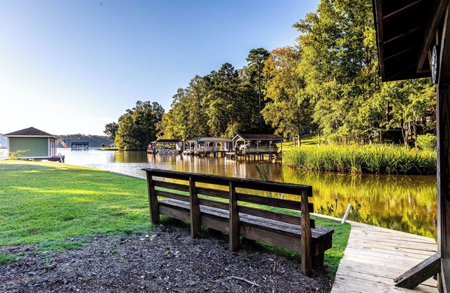 Lakefront retreat with private dock & bunk room – perfect for families