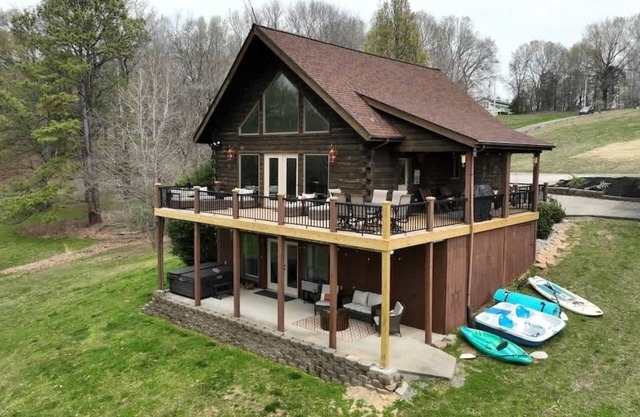 Lakefront Ridge Hideaway – Cozy Fall Escape