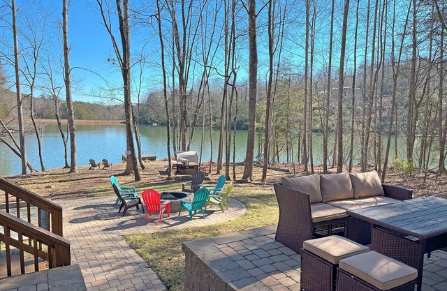 Lakefront-Rumbling Bald, Firepit, Kayak, SUP Board, Bocce Ball, Basketball