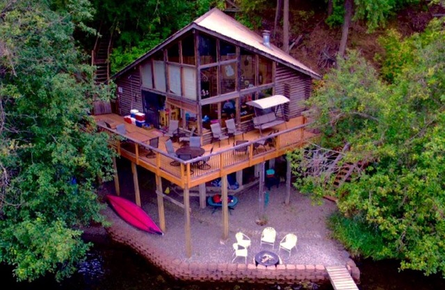Lakefront Rustic Log Cabin on Gorgeous Lake Coeur D' Alene!