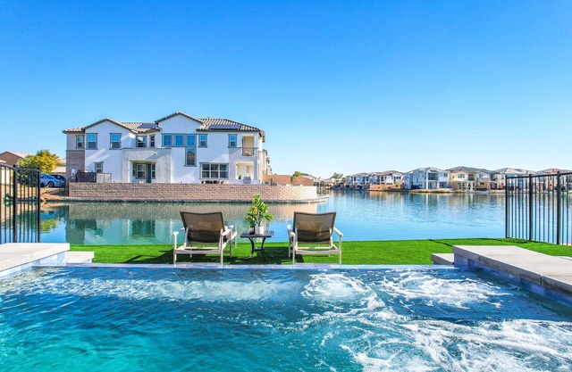 Lakefront with private Pool 4 master