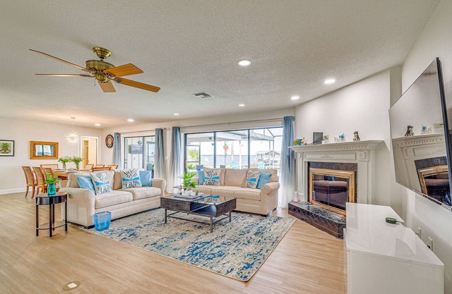 Lakefront Yalaha Home w/Private Dock!