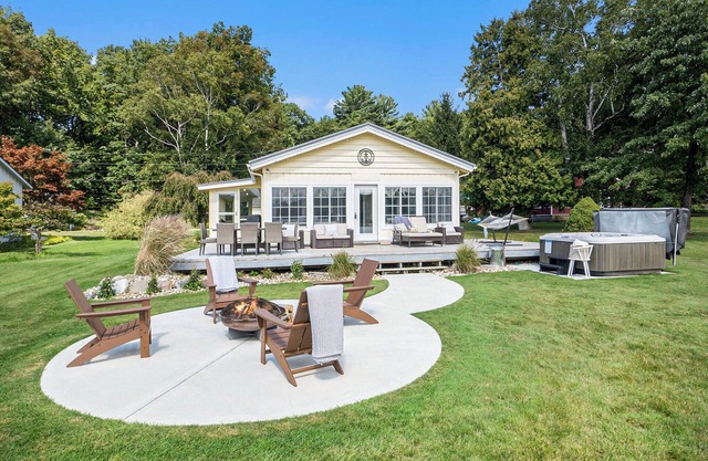 Lakefront, Year-Round Stony Lake Hideaway