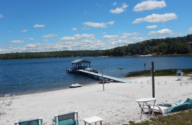 LAKEHOUSE CLOSE TO GAINSVILLE, BEACH,DOCK, GAME ROOM WITH ADDITIONAL BUNK ROOM