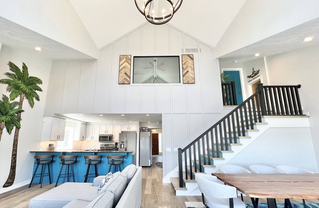 Lakehouse with 3 Big Suites, Total of 6 Bedrooms 4 Baths, & HUGE Beach