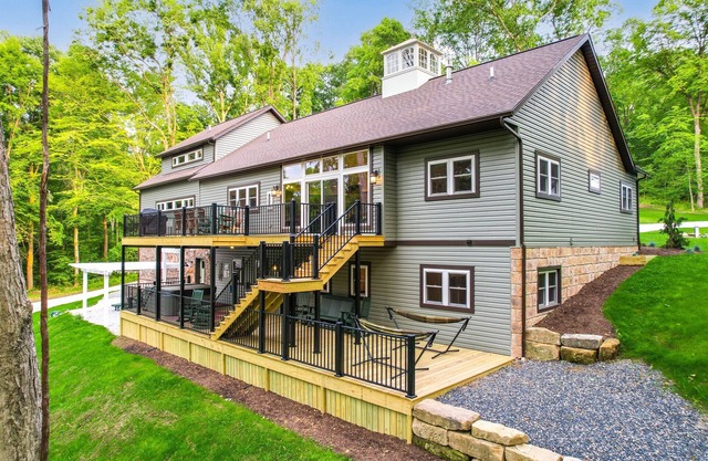 Lakes, Waterfall, Basketball Court: Family Getaway 5-7 bedrooms
