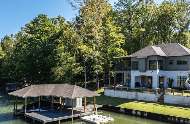 Lakeshore Oasis on Lake Martin, Lakeshore Oasis- Luxurious 5Br, Lakefront Home, Sleeps 14