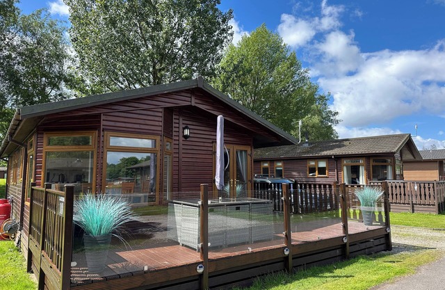 LAKESIDE 18, pet friendly, with a garden in Carnforth