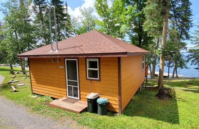 Lakeside 2 Bedroom Dockside Cabin