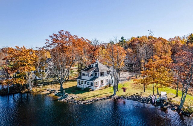 Lakeside 4BD: Pushaw Lake Retreat