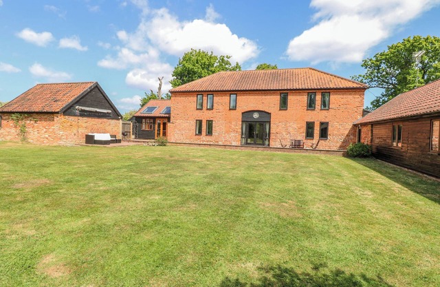 LAKESIDE BARN, family friendly, country holiday cottage in Aylsham