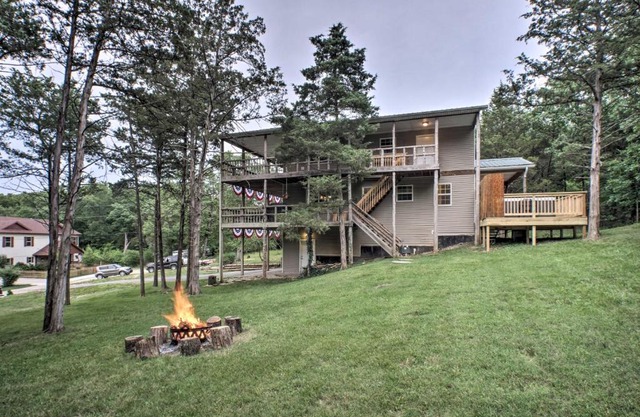 Lakeside Blue Eye Escape with Game Room and Hot Tub!