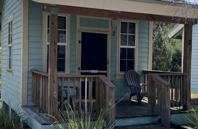 Lakeside Cabin for a Glamping Getaway near Tampa, Florida